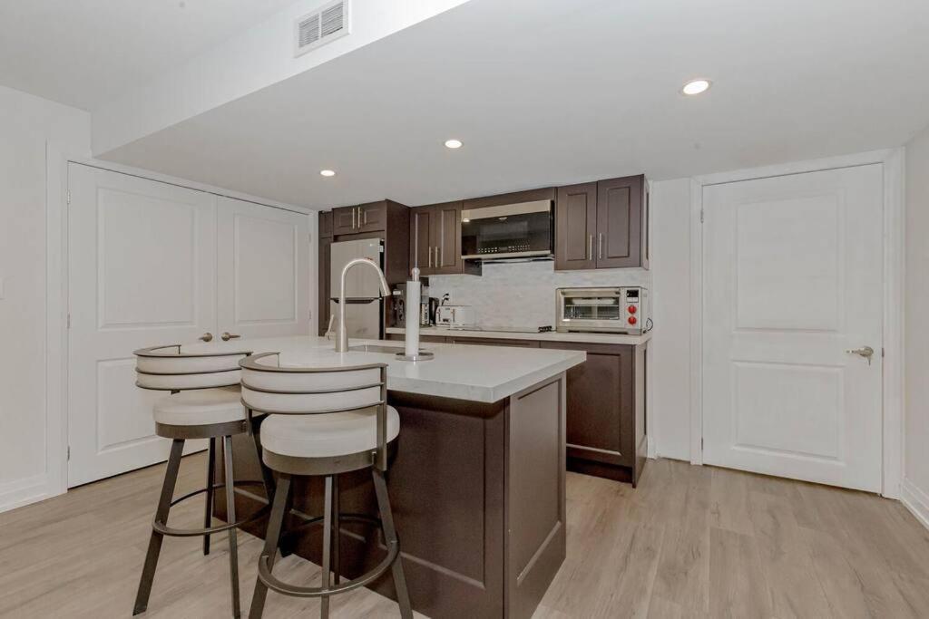 Luxury Basement Apartment In Oakville Exterior photo