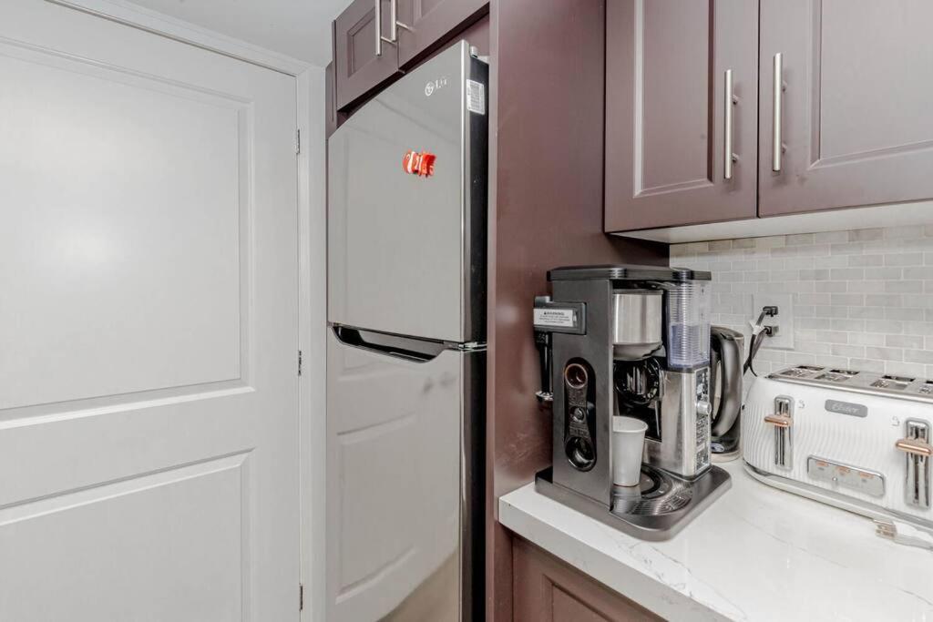 Luxury Basement Apartment In Oakville Exterior photo