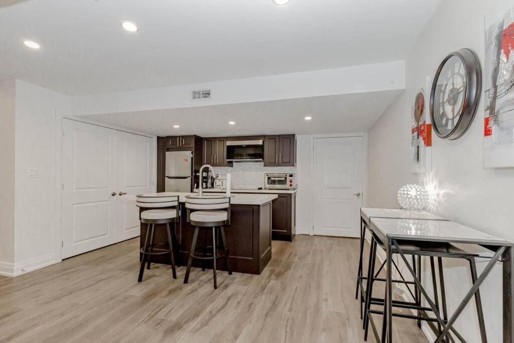 Luxury Basement Apartment In Oakville Exterior photo