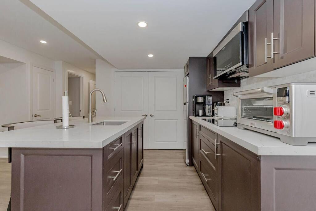 Luxury Basement Apartment In Oakville Exterior photo