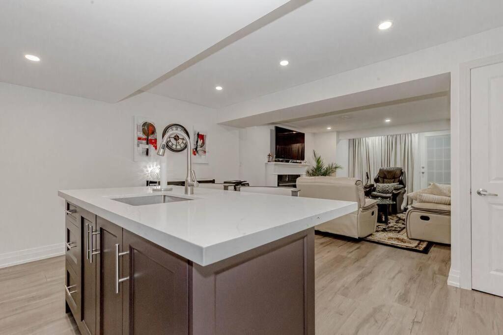 Luxury Basement Apartment In Oakville Exterior photo